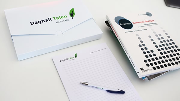 Voorbeeld van een Dagnall Talen cursuspakket Dagnall Talen cursuskoffer - Dagnall schrijfblok - Dagnall pen - lesboeken op witte tafel - in kleur - 600 * 337 pixels